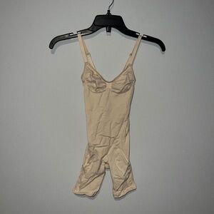 SKIMS SEAMLESS SCULPT MID THIGH BODYSUIT SAND SMALL